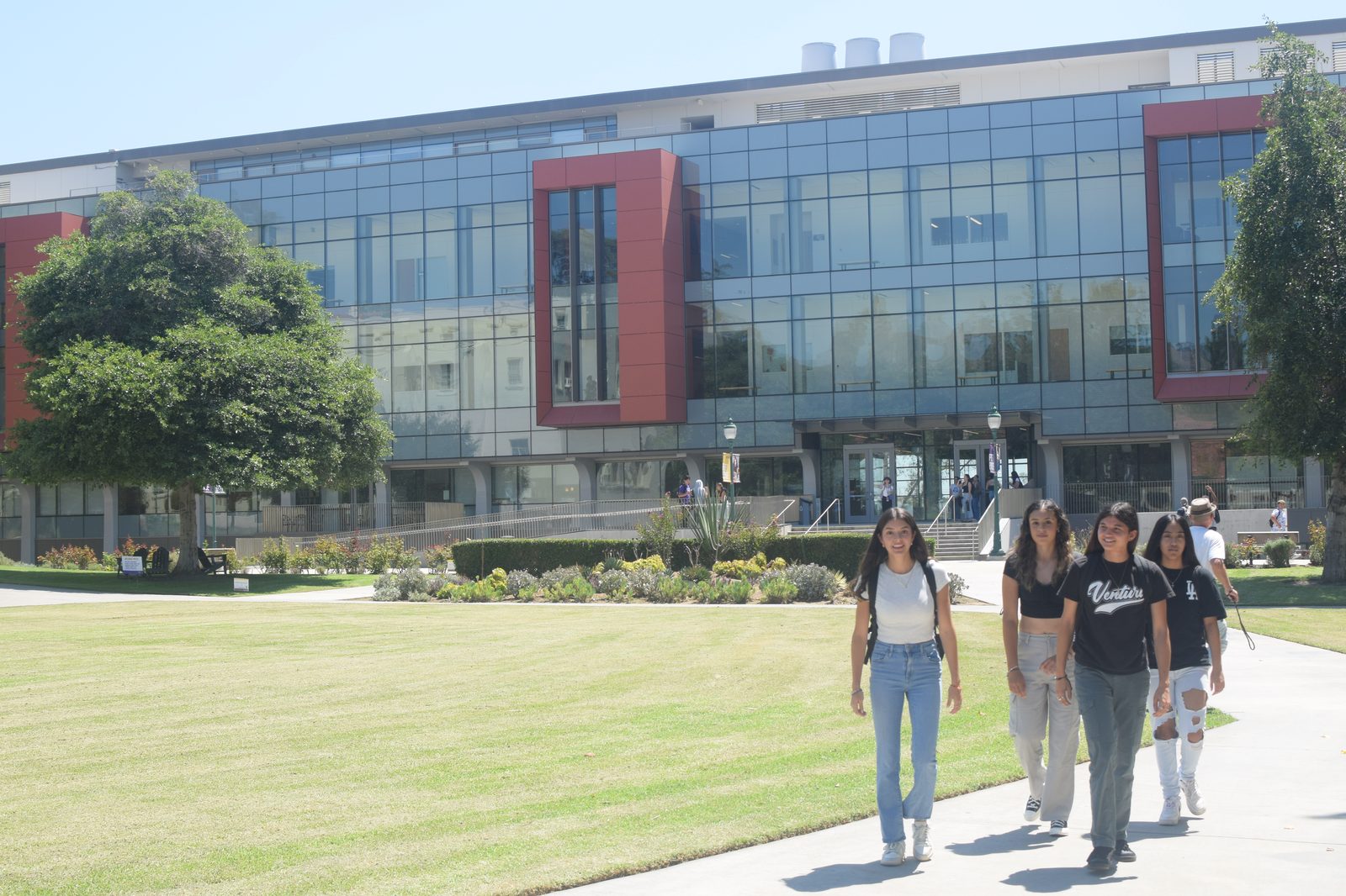 Students walking on the Whittier College campus on the first day of classes